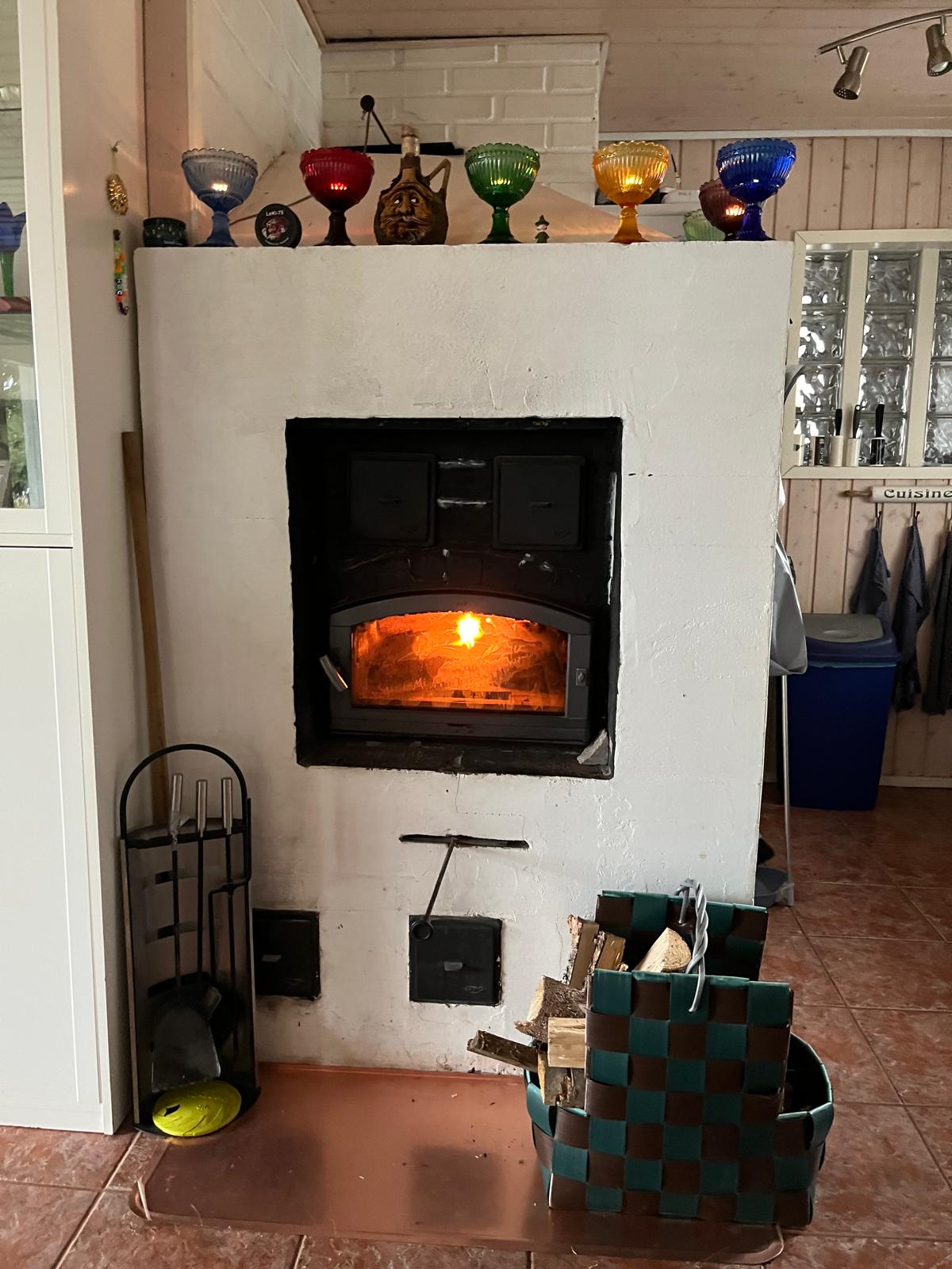 Keittiö ja takka Villa Purnukassa
