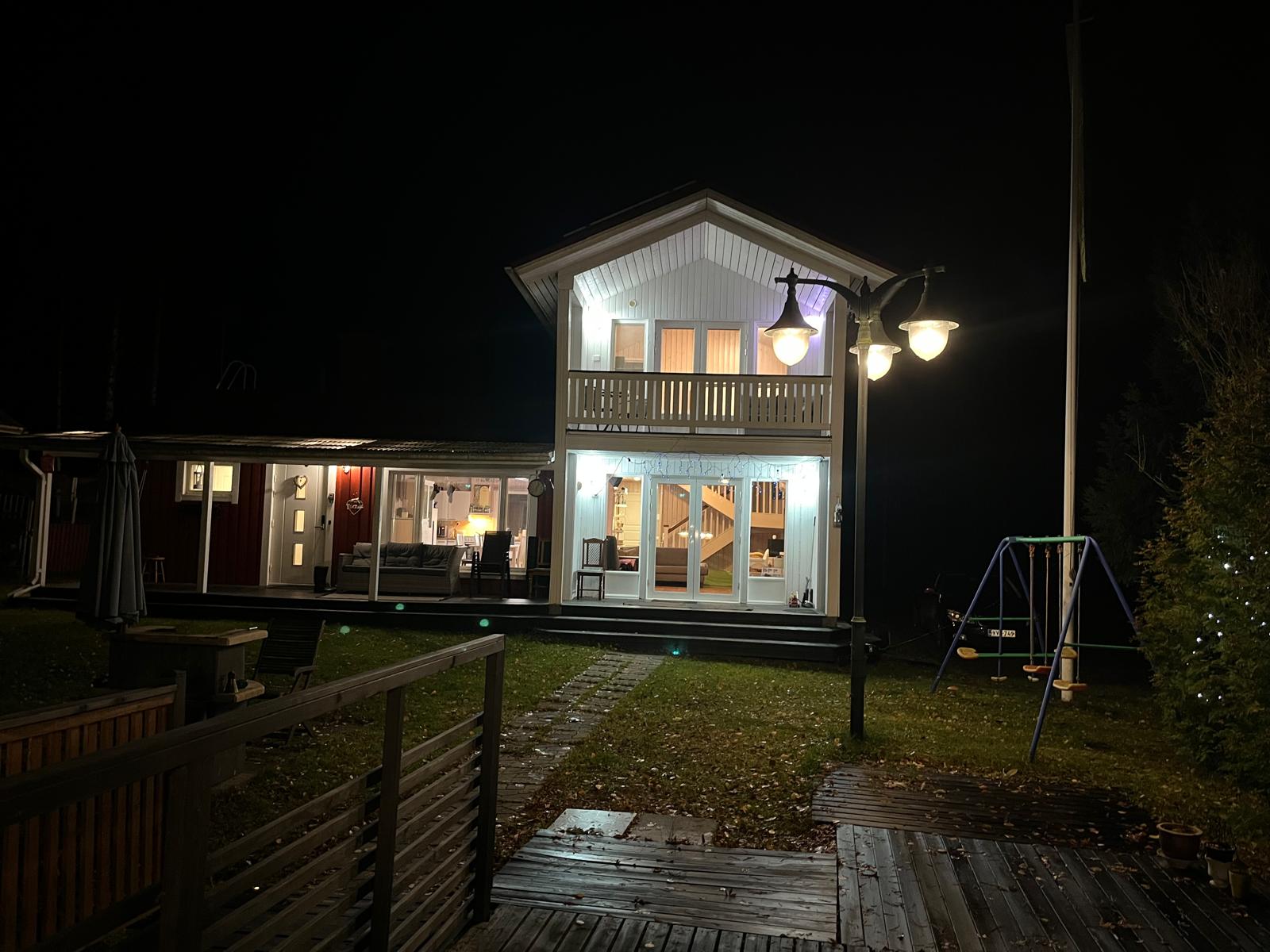 Villa Purnukan julkisivu iltavalaistuksessa