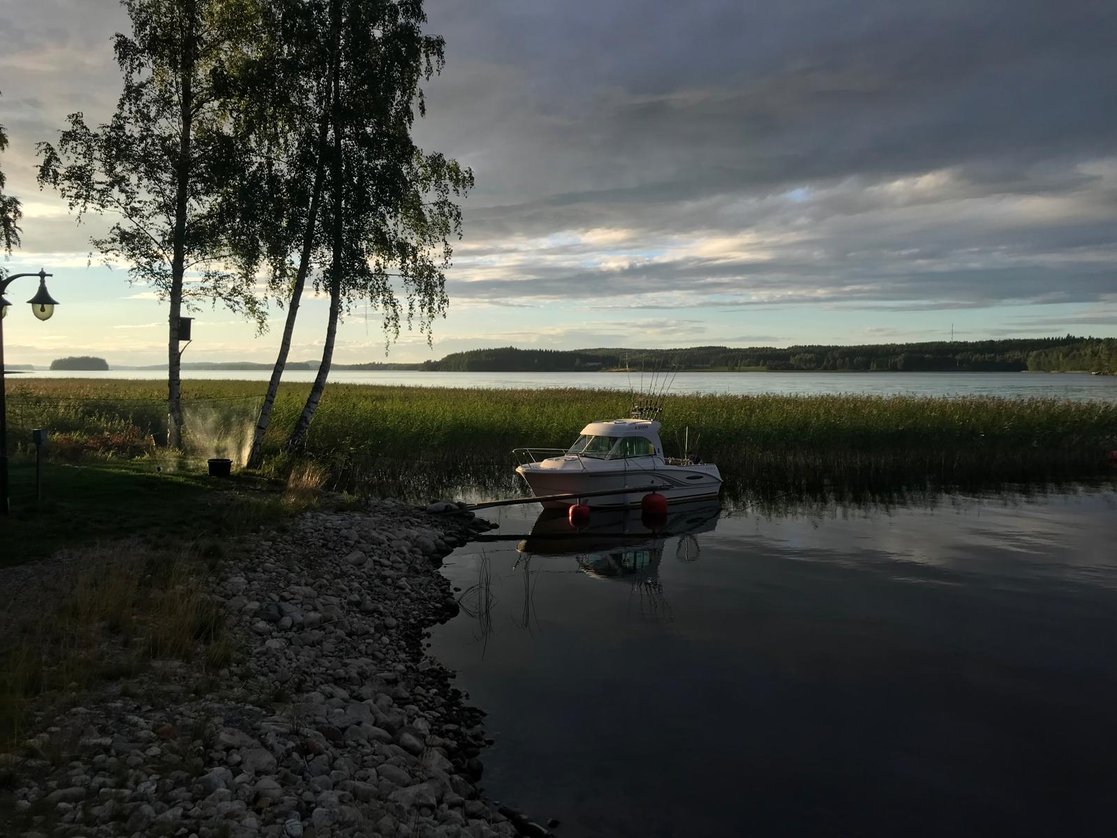 Soutuvene rannassa kesällä