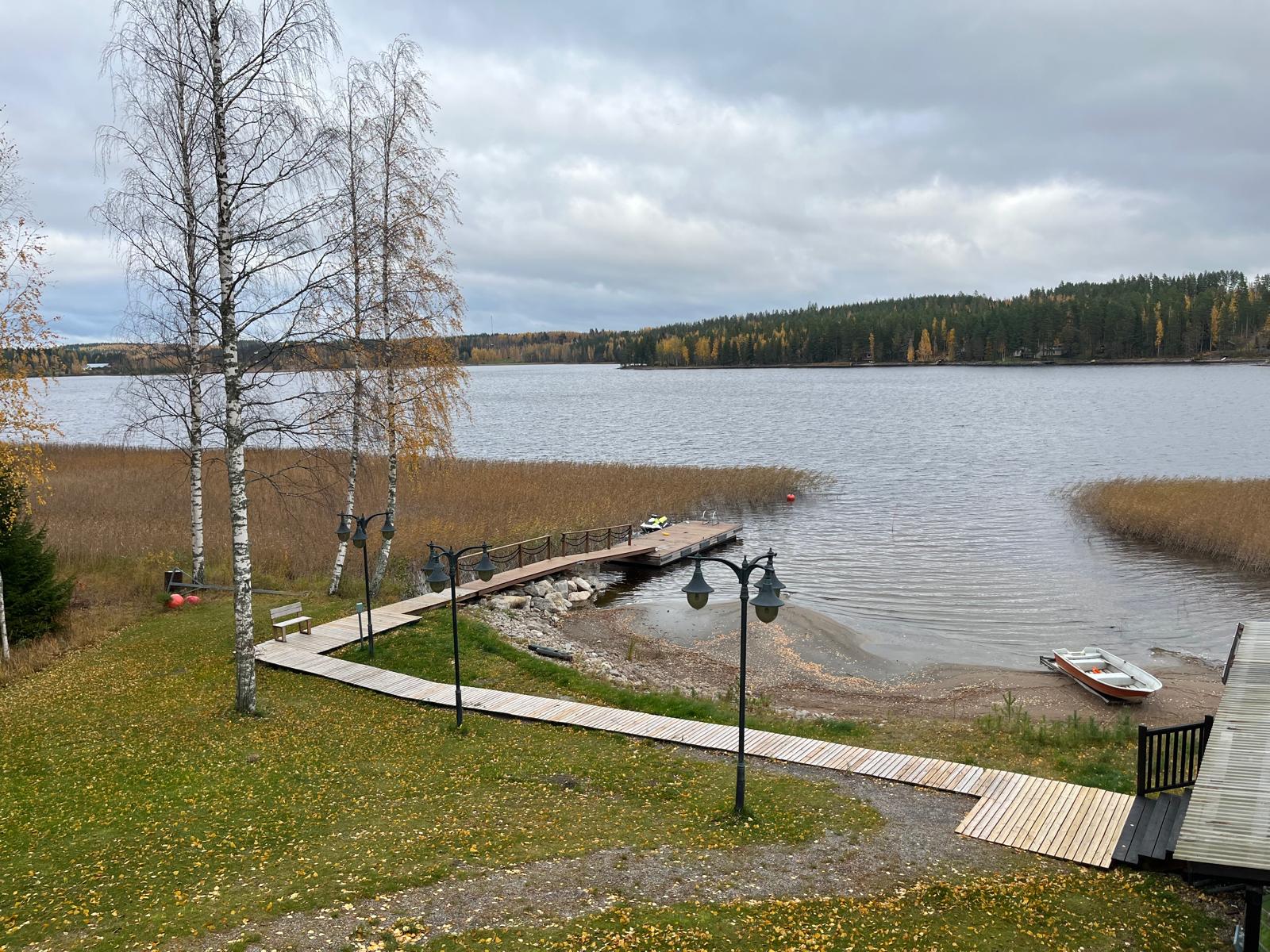 Oma hiekkaranta ja järvimaisema